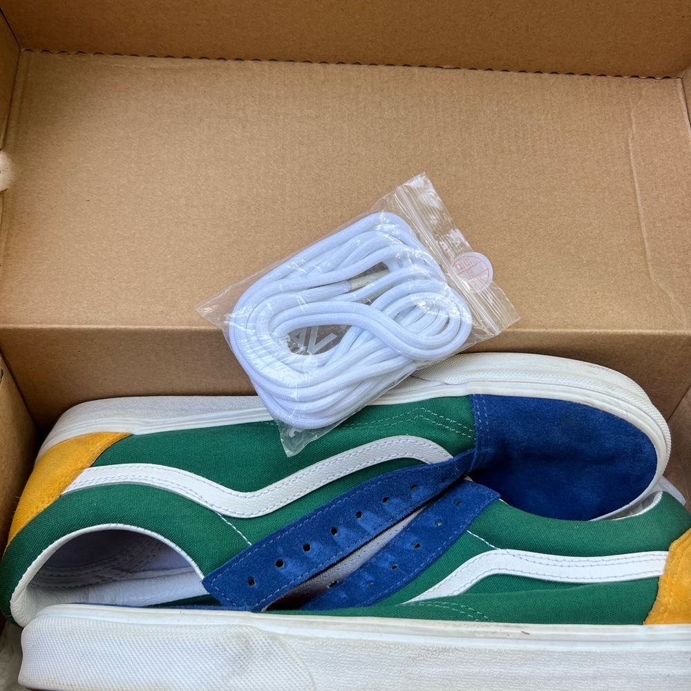 Yacht Club Vans